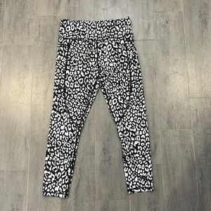 ZYIA Active Black & White Leopard with Pockets Light n Tight Leggings Size 8-10